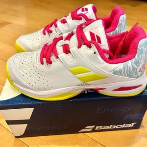 NIB Babolat girls propulse all court junior tennis shoe size 2 white/red rose